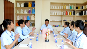 Personalul fabricii de produse din plastic Guoyu